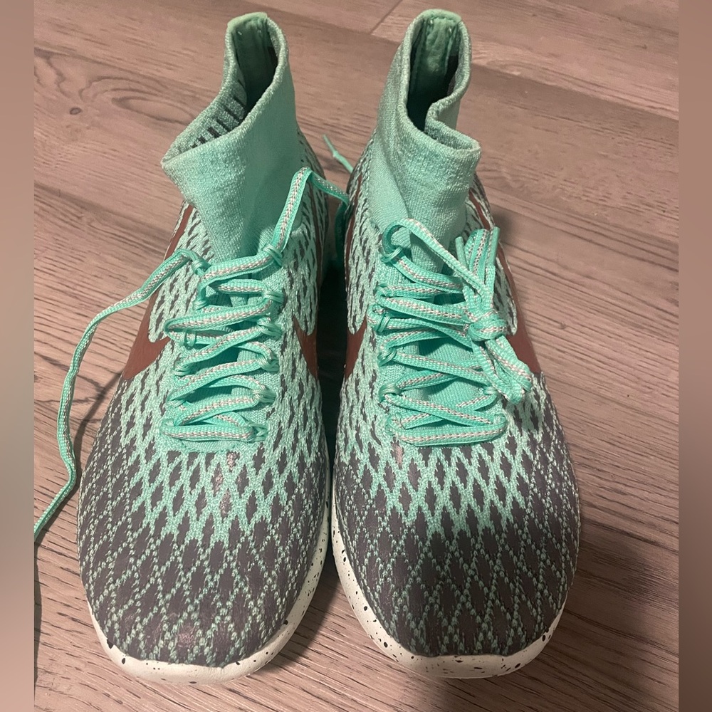 Great condition- Nike Women Shoes in light blue/green size 8.5